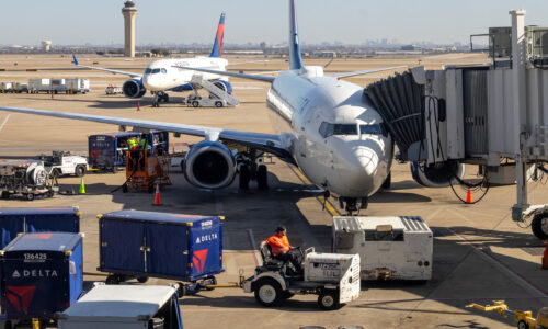 Winter weather disrupts hundreds of flights across Texas