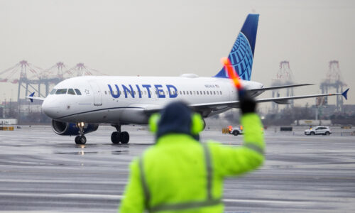 United shares tumble after airline forecasts first-quarter loss