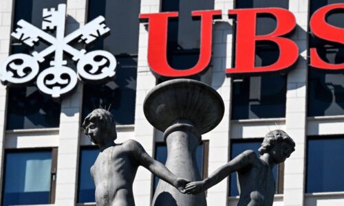 : UBS swings to $785 million loss, but hails $33 billion in new deposits