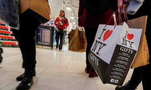 Consumer spending rises in December to end solid holiday season, CNBC/NRF Retail Monitor shows
