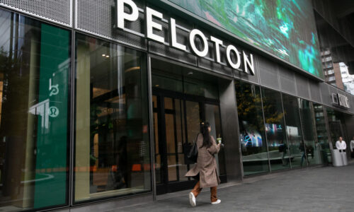 Peloton posts mixed holiday results, dismal quarterly guidance