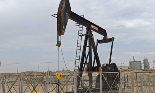 Oil prices edge lower as traders monitor Middle East tensions