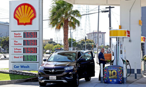 Shell hikes dividend as gas trading business boosts bottom line amid turn away from renewables