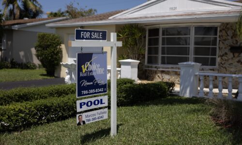 August home sales drop more than expected, as prices set a new record